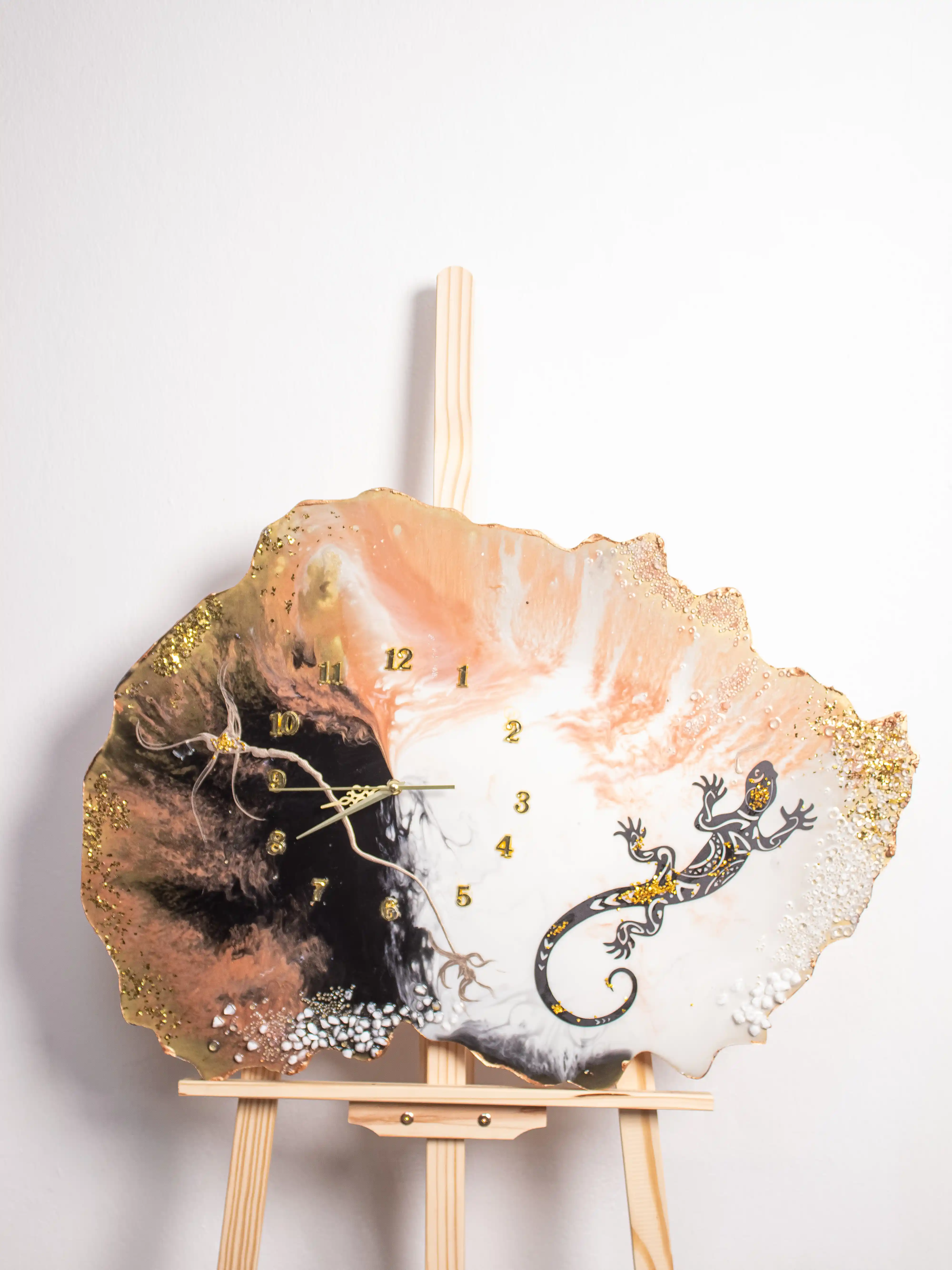 Sahara Eclipse Resin Gecko Clock