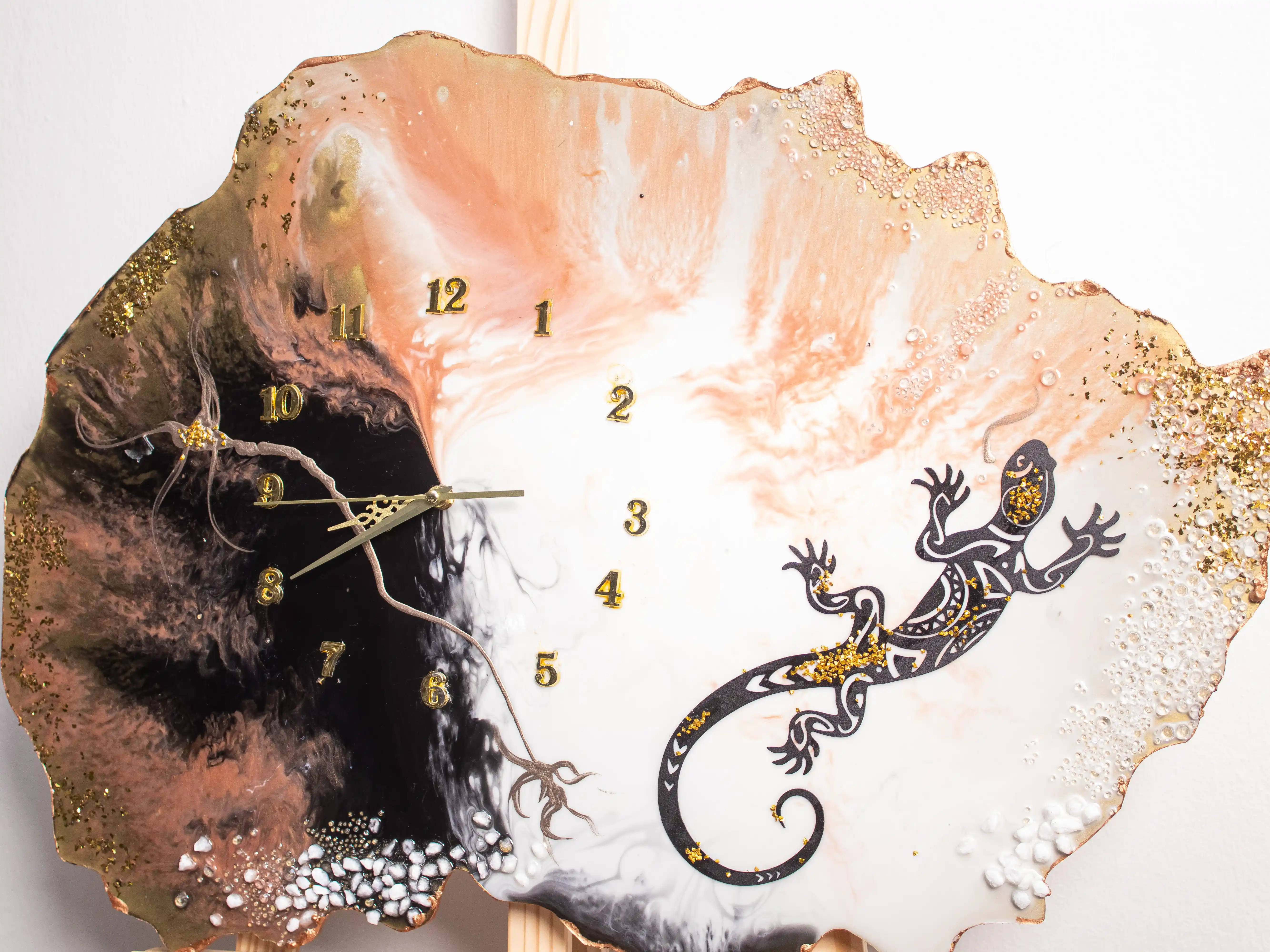 Sahara Eclipse Resin Gecko Clock