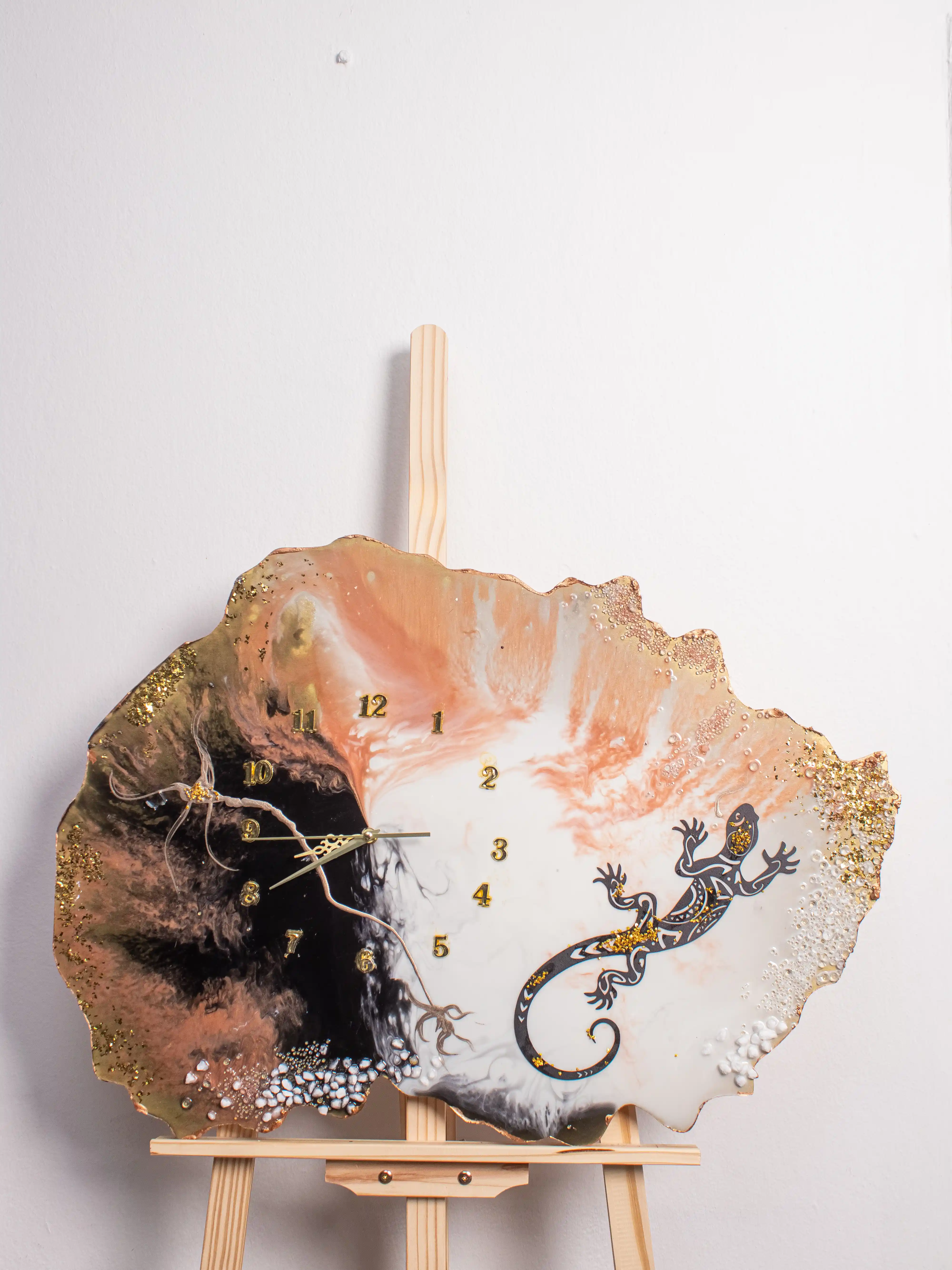 Sahara Eclipse Resin Gecko Clock
